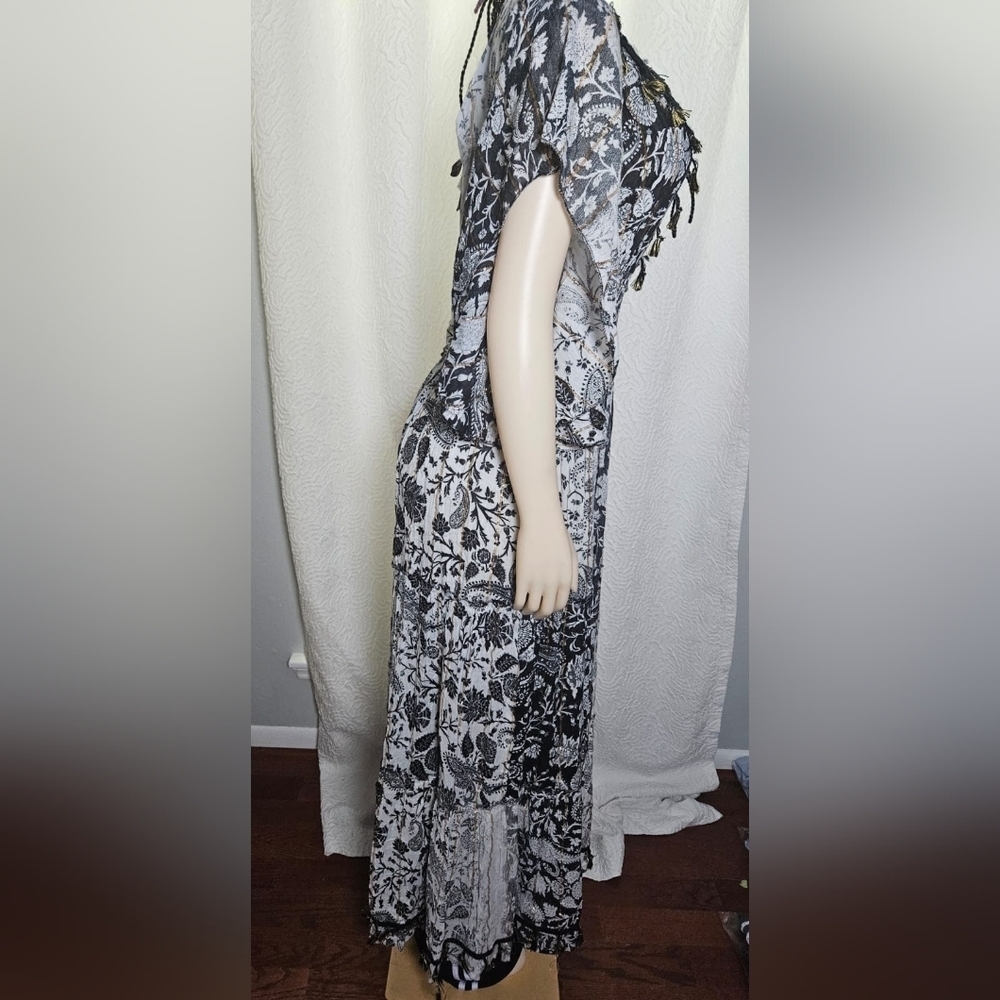 Black and White Resort Gown with Dolman Sleeves - Picture 5 of 7